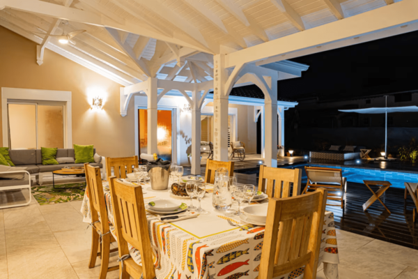 Terrasse avec grande table à manger et salon - Hébergement Les Villas d'Angèle