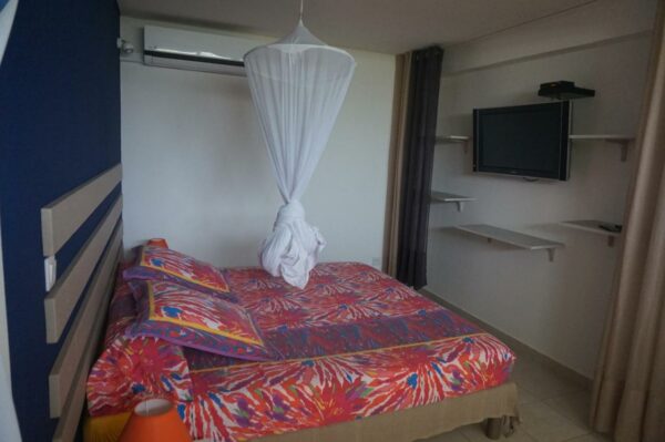 Chambre avec moustiquaire, TV et climatisation - Hébergement Caraibe Créol' Keys